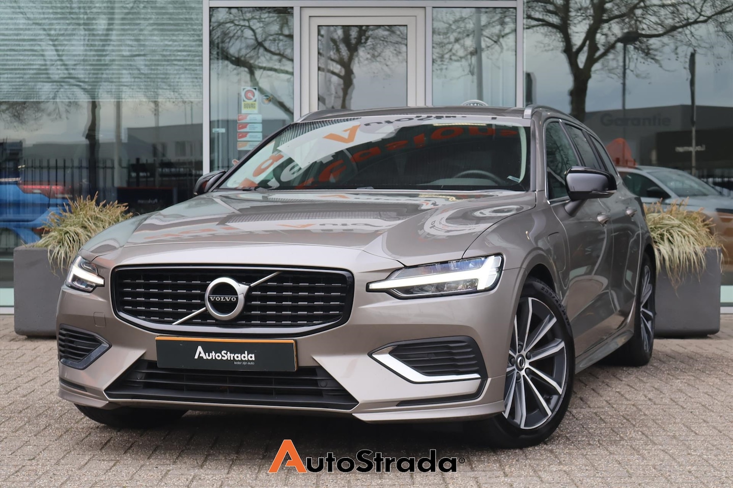 Volvo V60 - T6 Inscription Expression 350pk AWD | LED | Trekhaak | Navigatie | ACC | Climate | Keyless - AutoWereld.nl