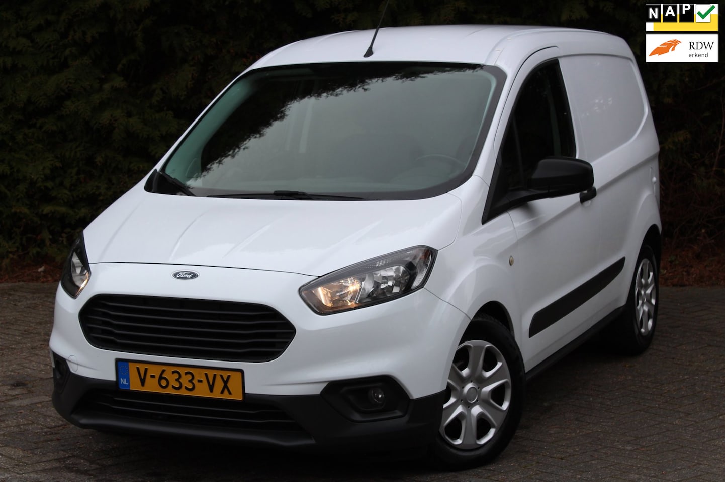 Ford Transit Courier - 1.0 Trend 100PK | Airco | Elektrische ramen | Laadruimtebetimmering - AutoWereld.nl
