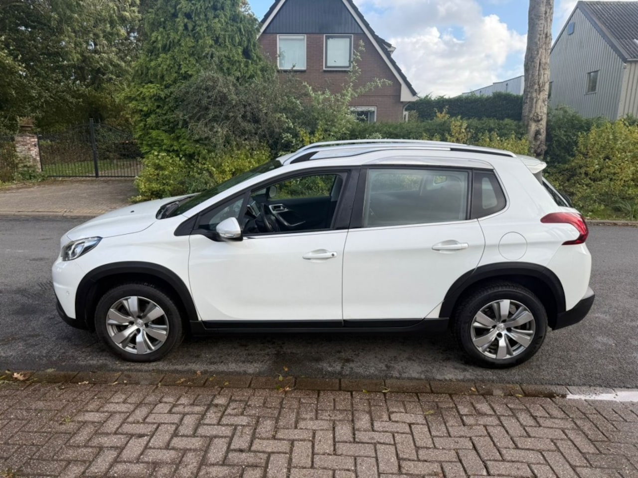 Peugeot 2008 - Pure Tech Active Automaat *carplay*Navi*cruise - AutoWereld.nl