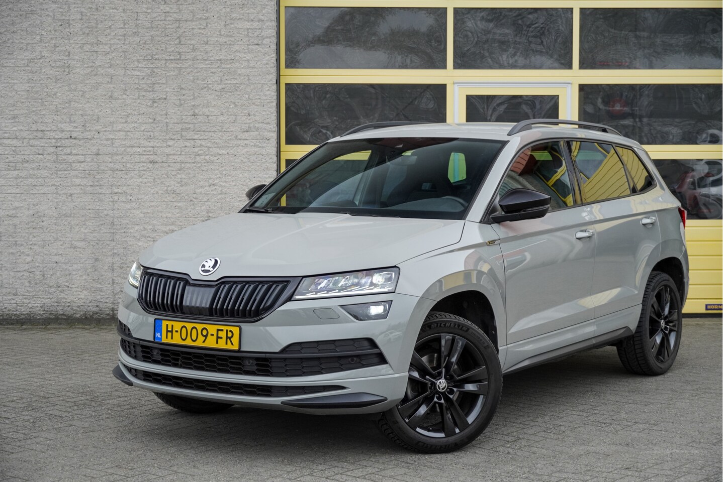 Skoda Karoq - 1.5 TSI ACT 150PK! Automaat Sportline Business BJ2020 Lmv 18" | Led V+A | Pdc | Keyless en - AutoWereld.nl