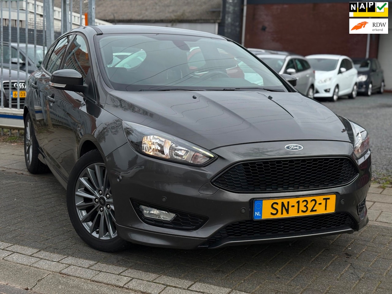 Ford Focus - 1.0 ST-Line | Dealer onderhouden | 17” LMV | Navigatie | LED | Cruise control | - AutoWereld.nl