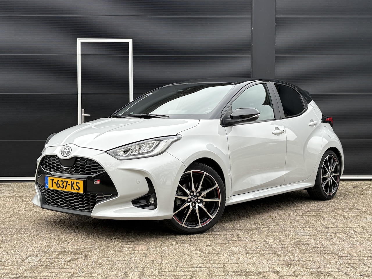 Toyota Yaris - 1.5 Hybrid GR Sport | Premium Pack | Panoramadak | HUD | Stuurverwarming - AutoWereld.nl
