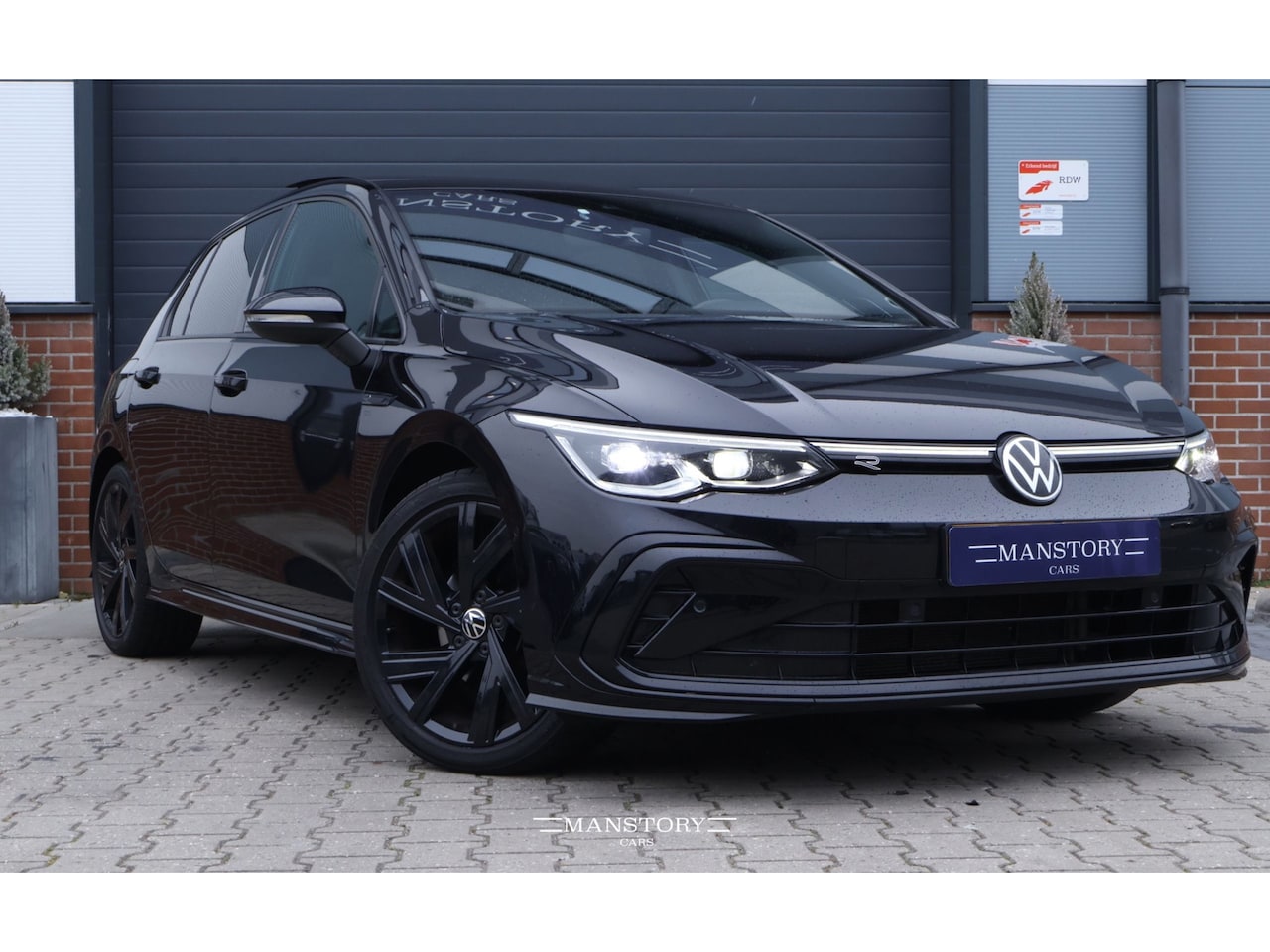 Volkswagen Golf - 1.5 eTSI R-line |Pano | Automaat | Stoelver - AutoWereld.nl