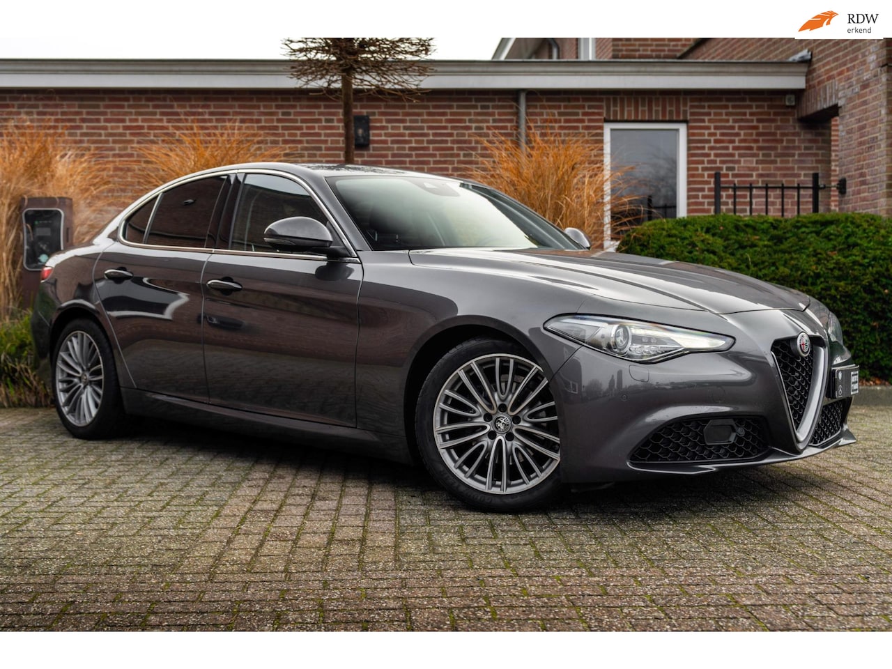 Alfa Romeo Giulia - 2.0T Super 200 PK Aut. Stoel/Stuurverw. Leder Keyless Camera 18'' - AutoWereld.nl
