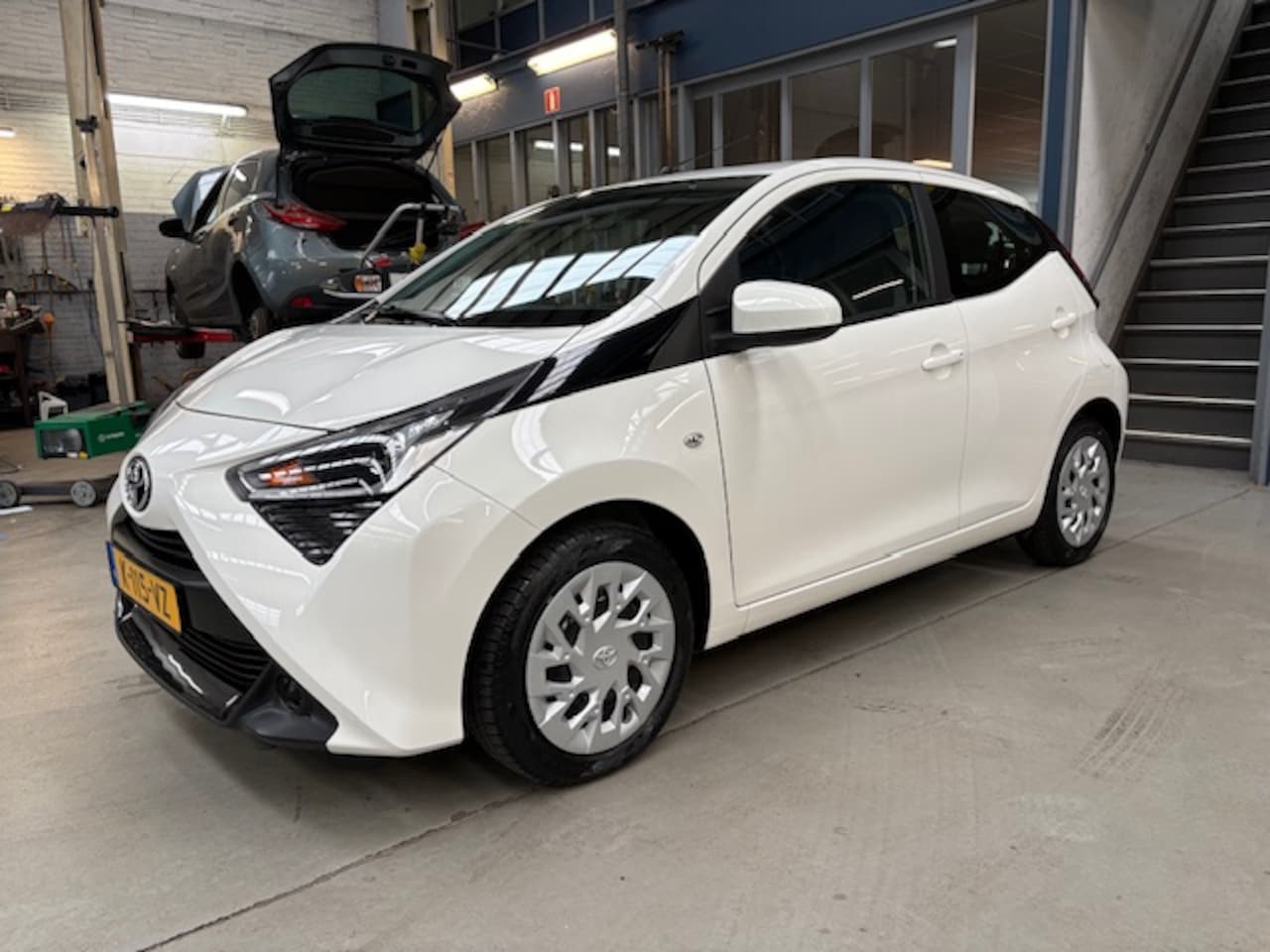Toyota Aygo - 1.0 VVT-i 72pk 5D x-play | Apple carplay / Android auto | Camera | Airco | All season band - AutoWereld.nl