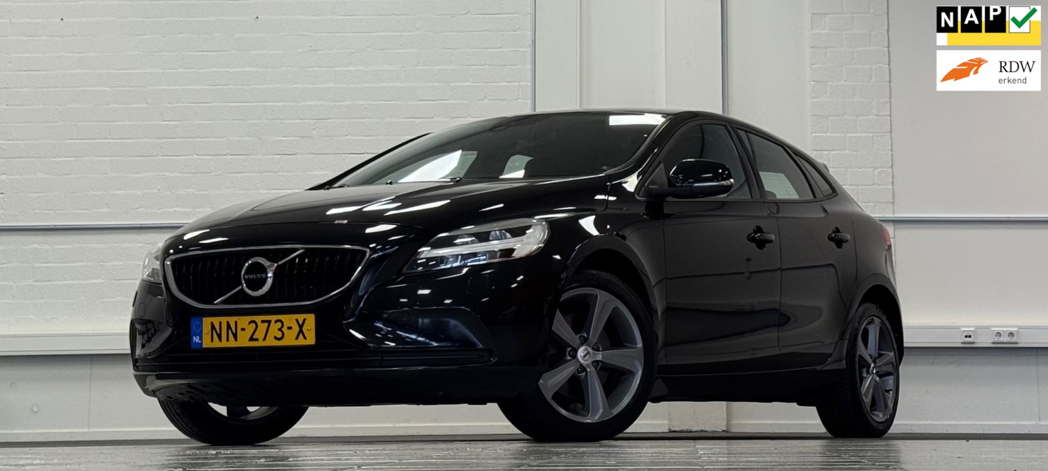 Volvo V40 - 2.0 T3 Nordic+ 100% Dealer onderhouden Trekhaak Navi LED Half/leer Mooi! - AutoWereld.nl