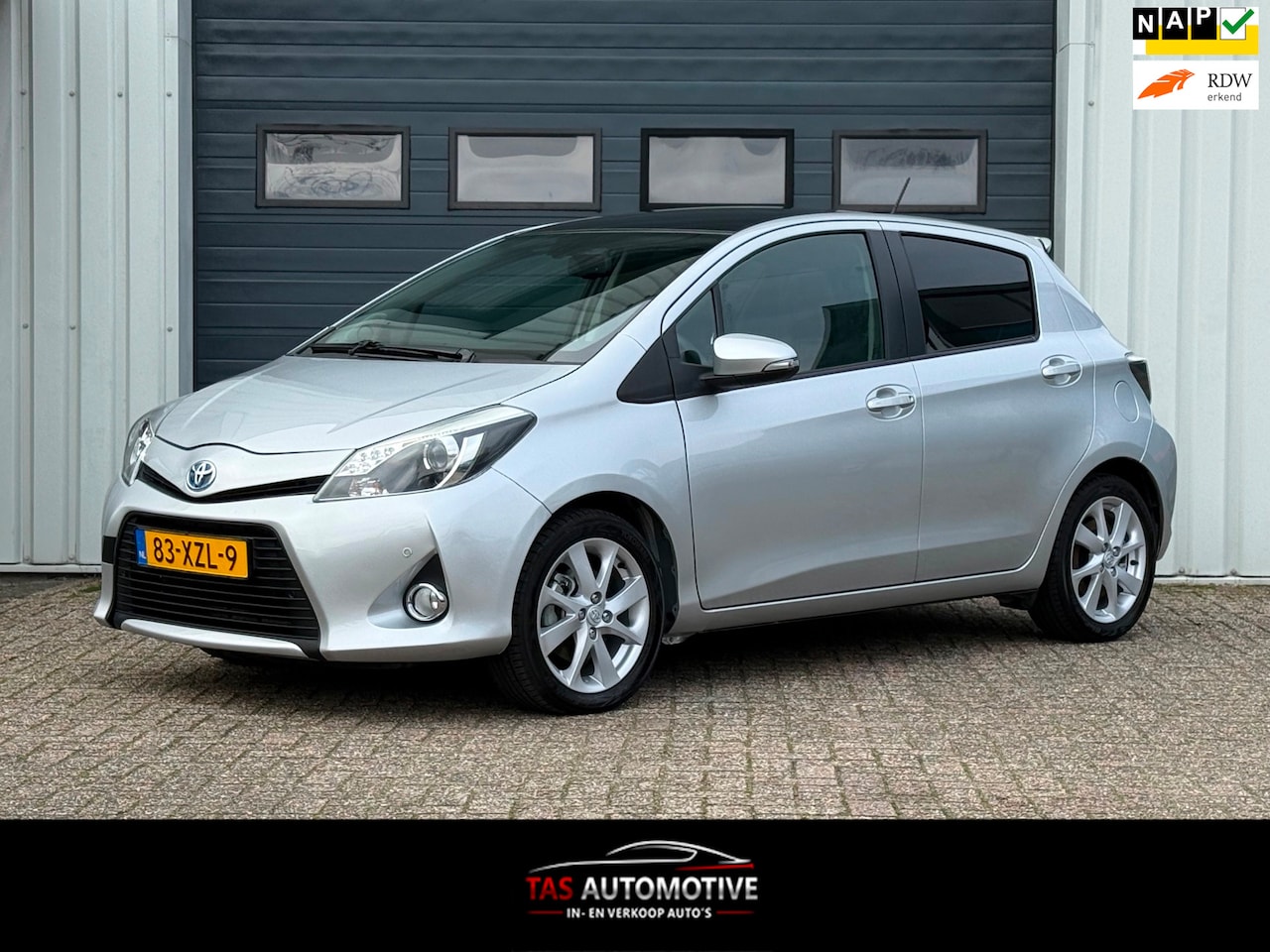 Toyota Yaris - 1.5 Full Hybrid Dynamic 1e EIG / PANO / NAVI - AutoWereld.nl