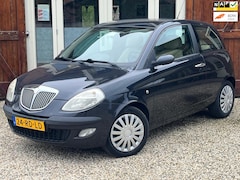 Lancia Y(psilon) - Ypsilon 1.4-16V Platino 1e eigenaar, nieuwe APK en Cruise Control