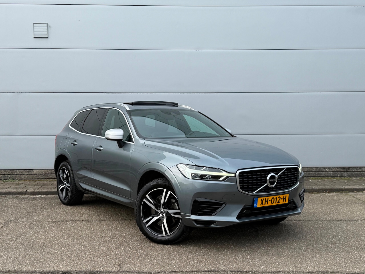 Volvo XC60 - 2.0 T8 Twin Engine AWD R-Design PANO|BTW|LEER|TREKHAAK|CAMERA|VOL - AutoWereld.nl