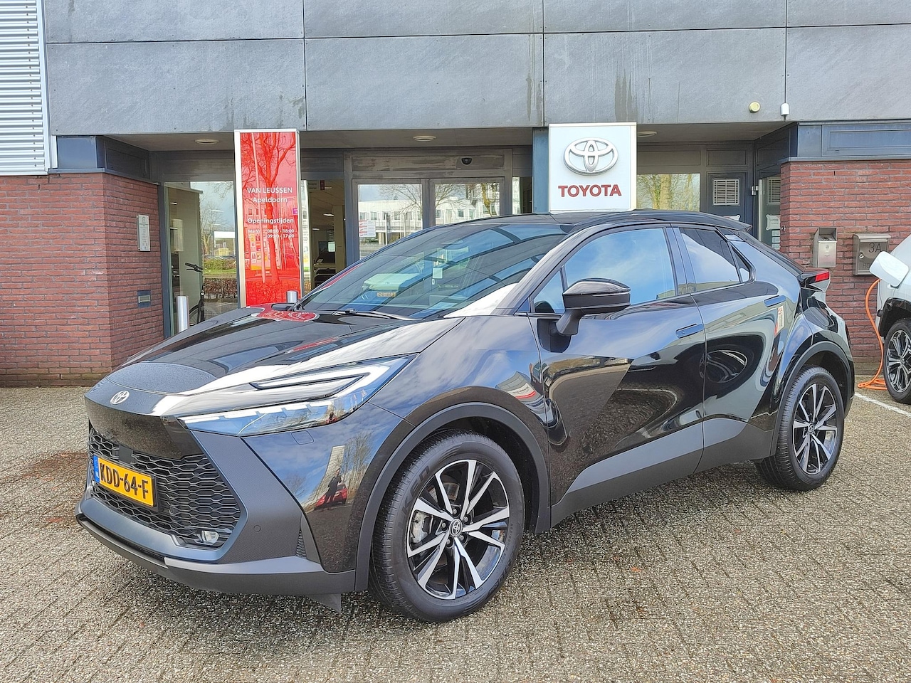 Toyota C-HR - 1.8 HYBRID 140 FIRST-EDITION STOEL/STUURVERW EL-ACHTERKLEP KEYLESS BLIND SPOT PARK-SENSORE - AutoWereld.nl