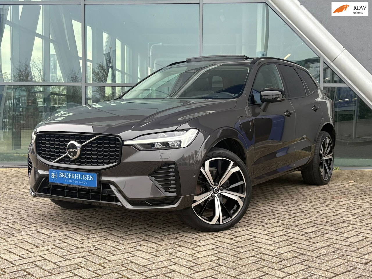 Volvo XC60 - 2.0 T8 Plug-in hybrid AWD Ultimate Dark 455pk luchtvering / Massage Stoelen / Trekhaak - AutoWereld.nl