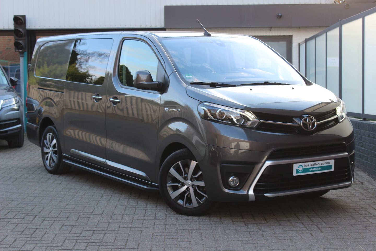 Toyota ProAce Electric Worker - Professional Extra Range DC 75 kWh Navi, Carplay, Lederen bekleding, Trekhaak, Betimmering - AutoWereld.nl