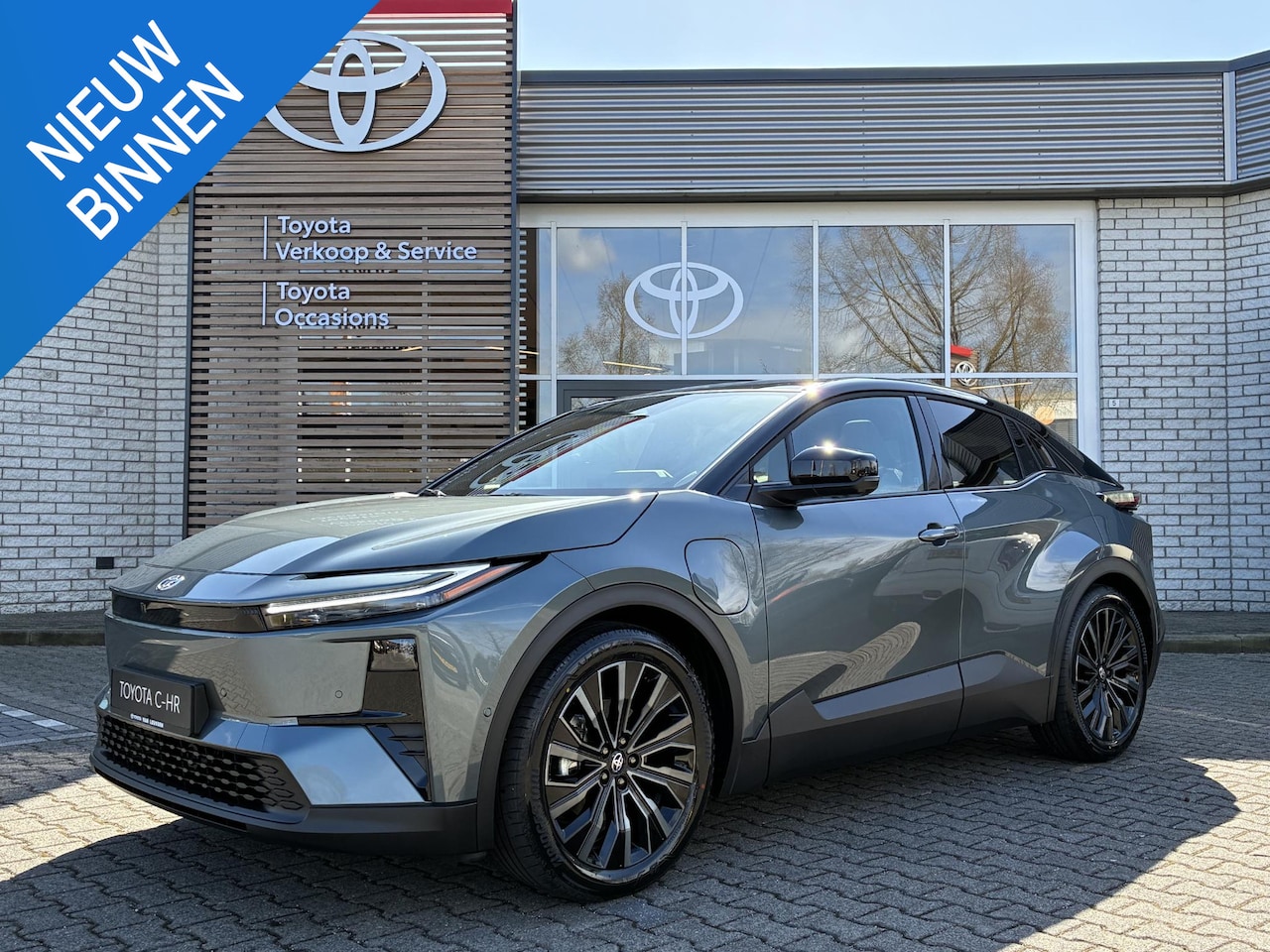 Toyota C-HR - EXECUTIVE AWD 77 KWH NIEUW & DIRECT LEVERBAAR!!! PANO-DAK BLIND-SPOT PARK-SENSOREN 360° CA - AutoWereld.nl