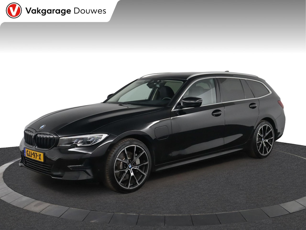 BMW 3-serie Touring - 330e High Executive | Automaat | Harman & Kardon | HUD | 1/2 Leder | PDC | Camera | Keyles - AutoWereld.nl