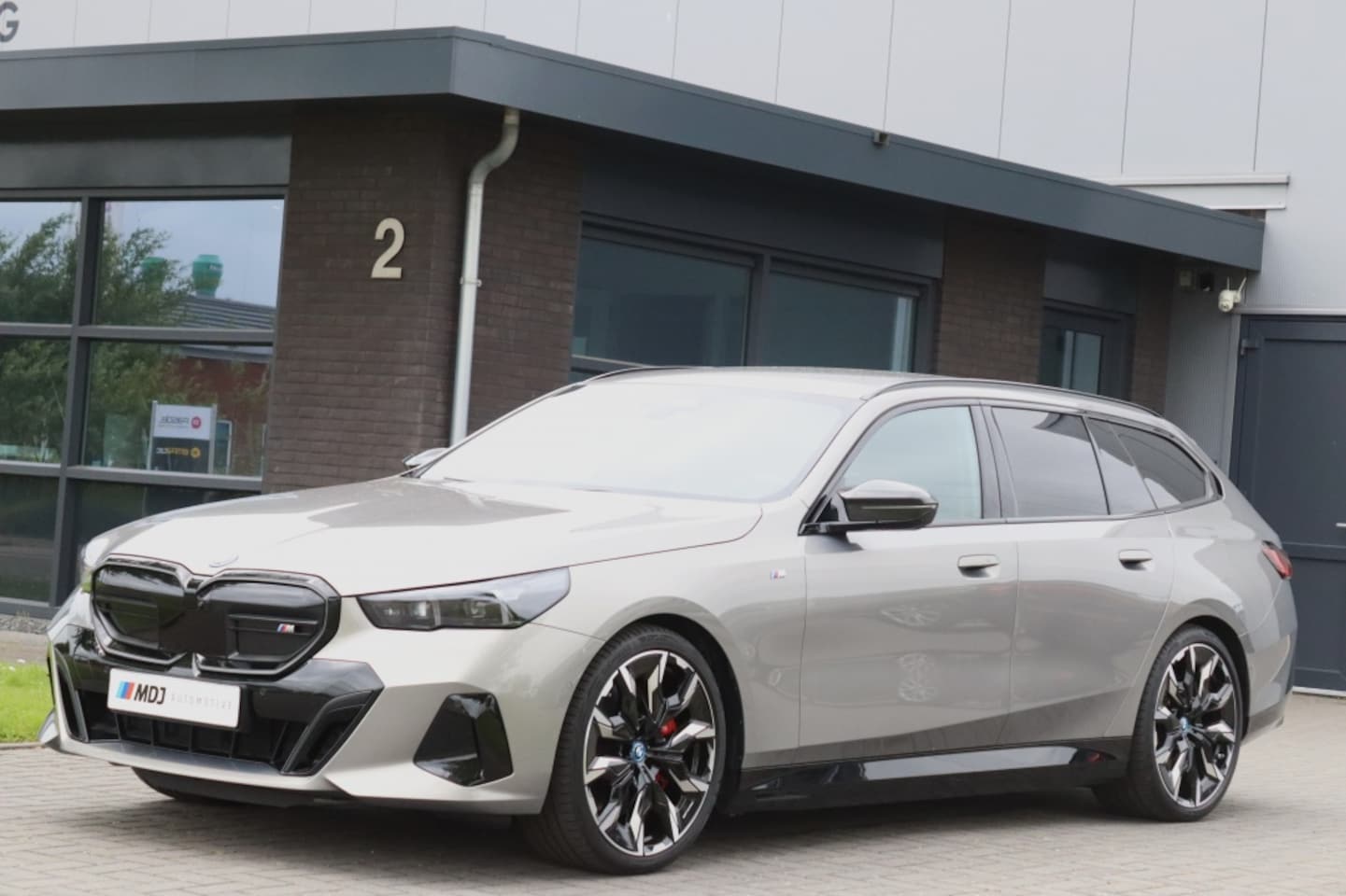 BMW i5 Touring - M60 xDrive 601PK Bowers & Wilkens Trekhaak 21 inch -VOL- - AutoWereld.nl