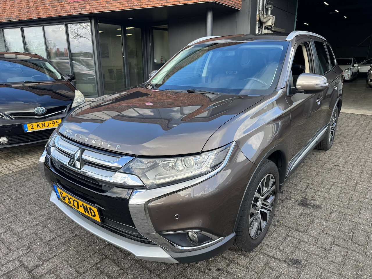 Mitsubishi Outlander - 2.2 DI-D Exec 4WD 7PERS CRUISE CAMERA LED CLIMA SUPER WAGEN - AutoWereld.nl
