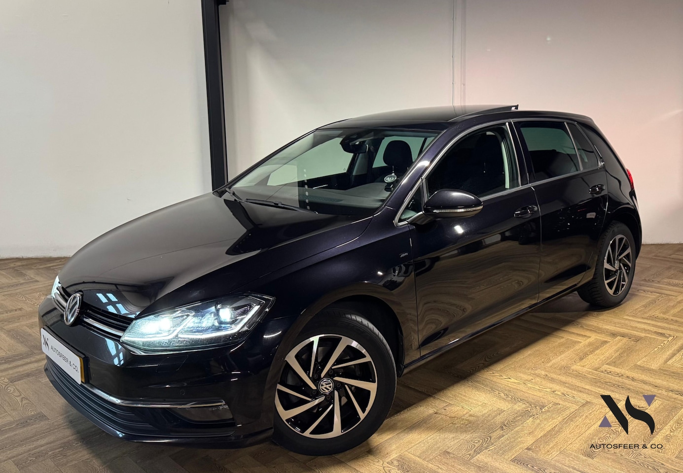 Volkswagen Golf - 1.6 TDI Highline Business R PANO VOL' - AutoWereld.nl
