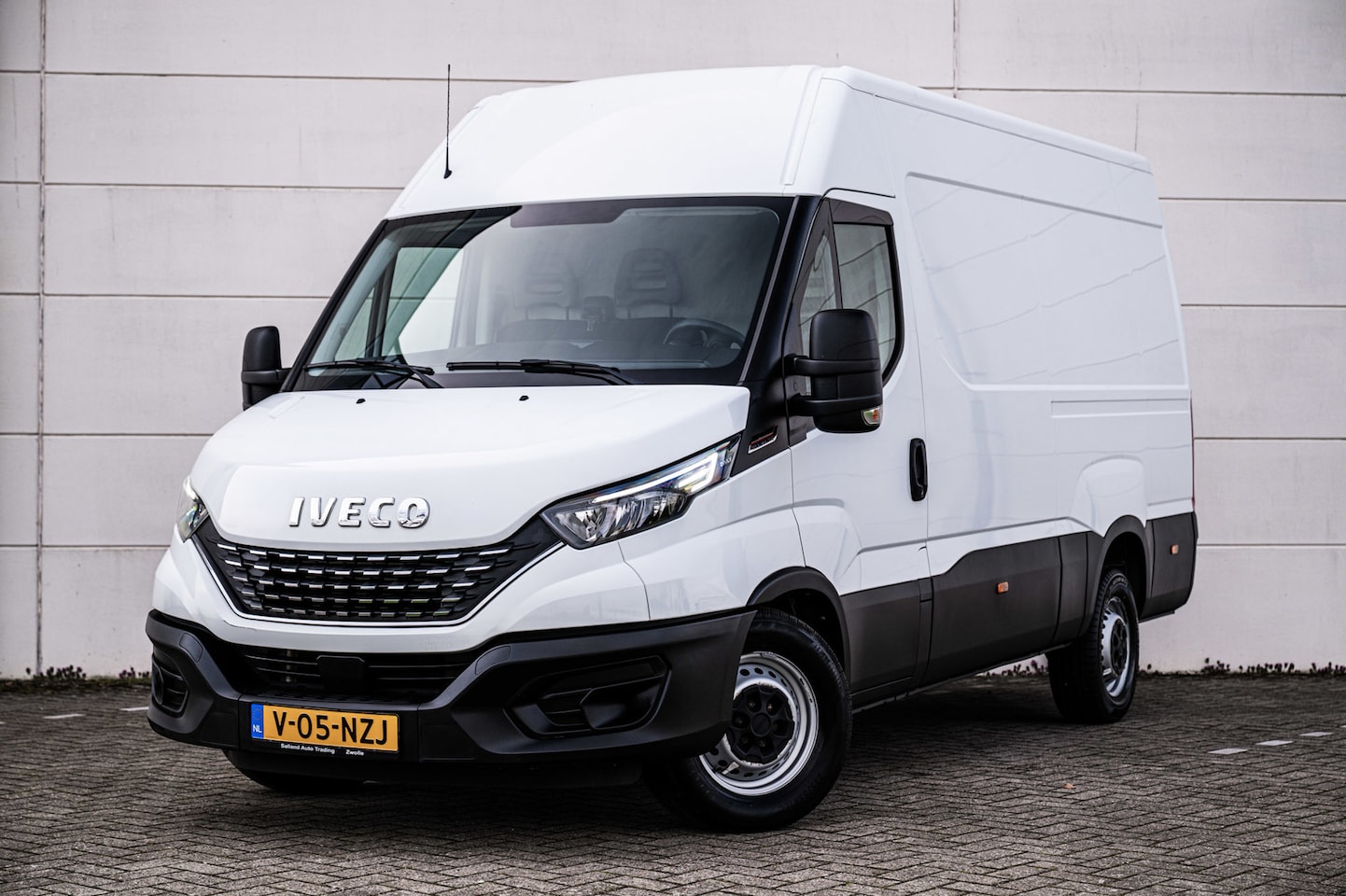 Iveco Daily - 35S180 3.0 180pk Automaat L2H2 |LED|Navi|Cruise|Camera| - AutoWereld.nl