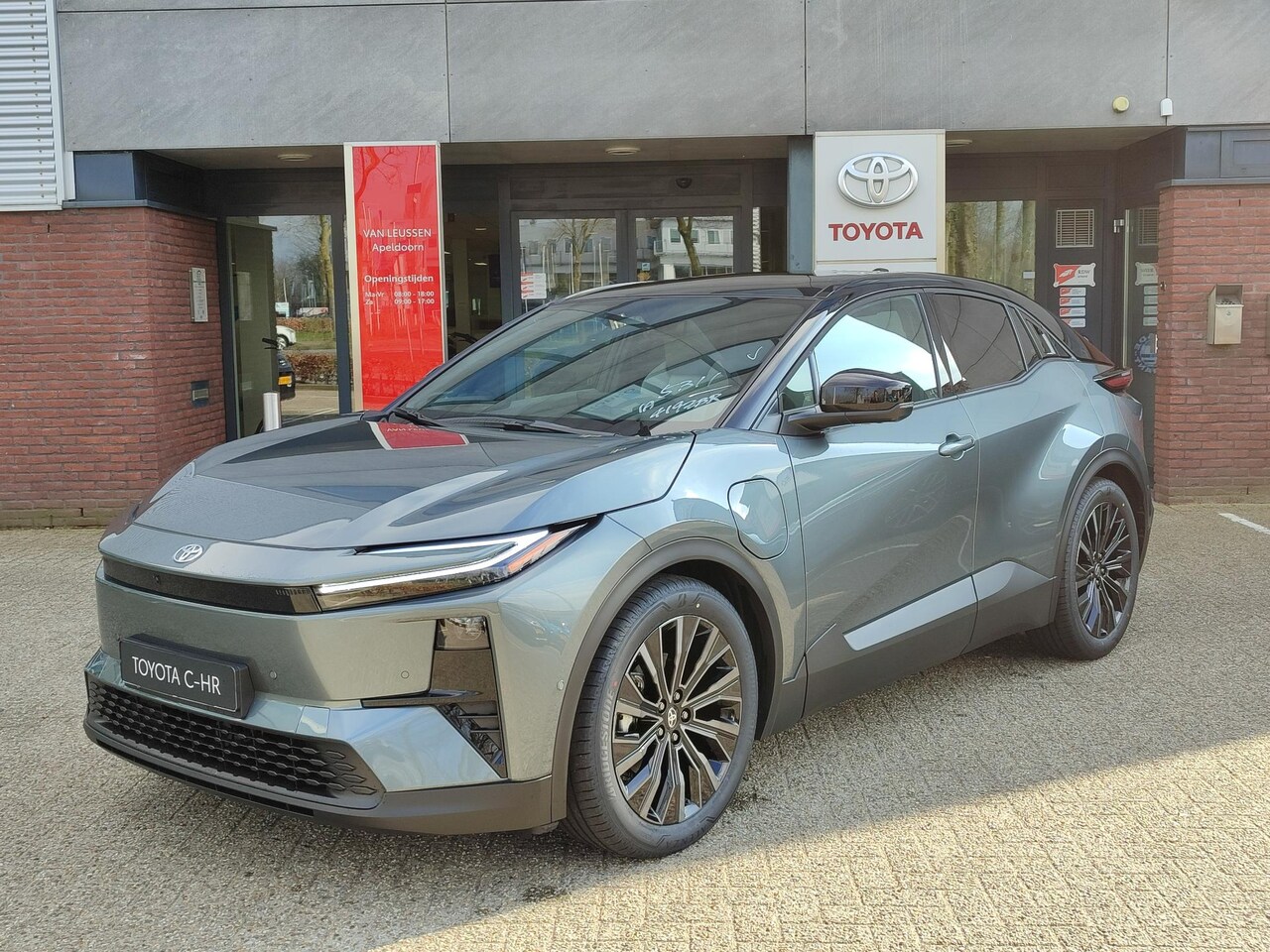 Toyota C-HR - EXECUTIVE AWD 77KWH NIEUW DIRECT LEVERBAAR! PANODAK JBL-AUDIO 20'' LM-VELGEN STOEL/STUURVE - AutoWereld.nl