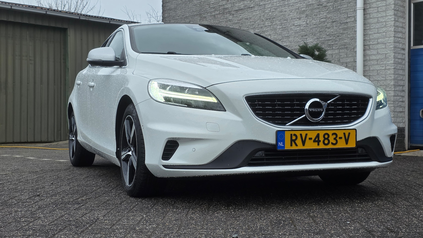 Volvo V40 - 2.0 T4 R-Design