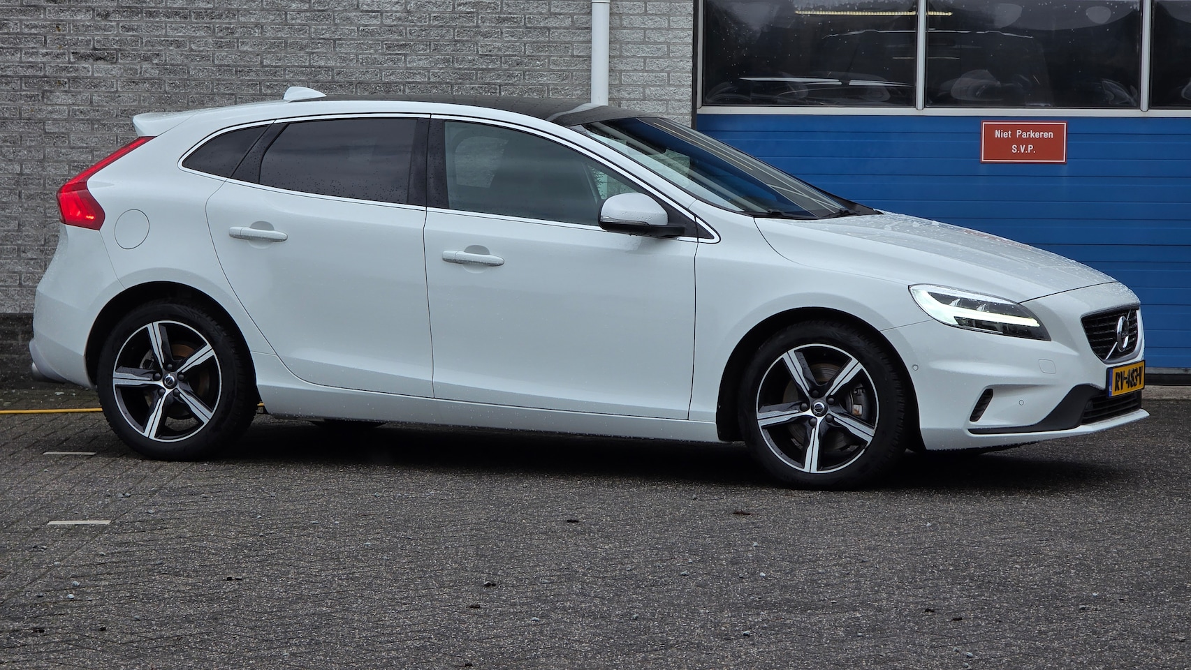 Volvo V40 - 2.0 T4 R-Design