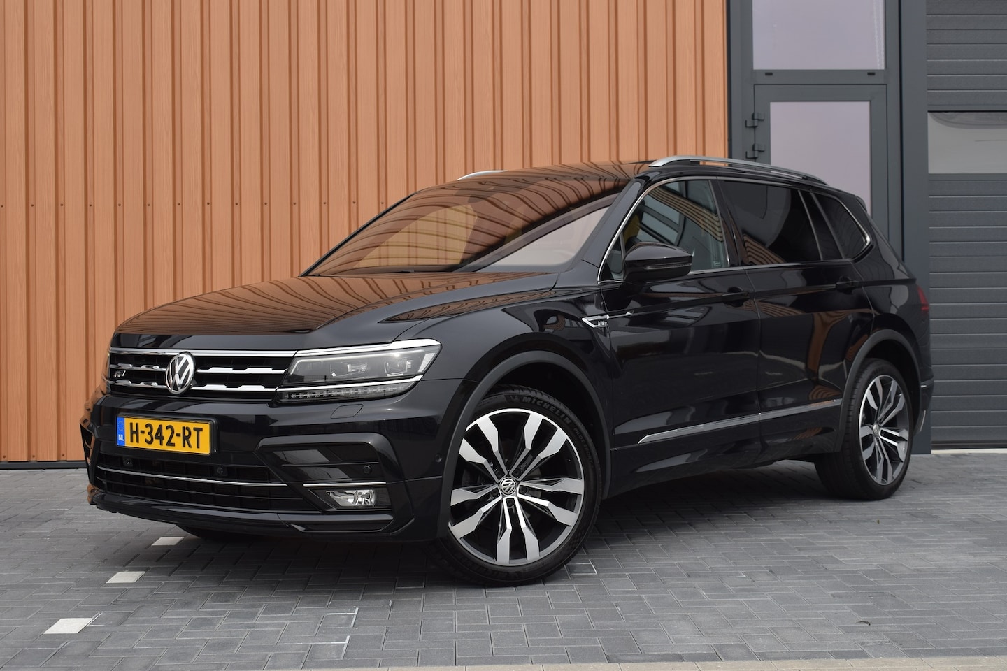 Volkswagen Tiguan Allspace - 1.5 TSI 150pk DSG R-line 7-Persoons | Pano | Camera | Trekhaak - AutoWereld.nl