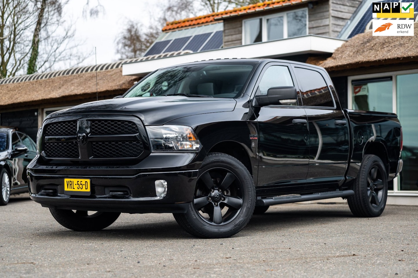 Dodge Ram 1500 - 5.7 V8 4x4 Crew Cab 5'7 Laramie Schuifdak I LPG I Stuur & stoelverwarming I Trekhaak I Cam - AutoWereld.nl