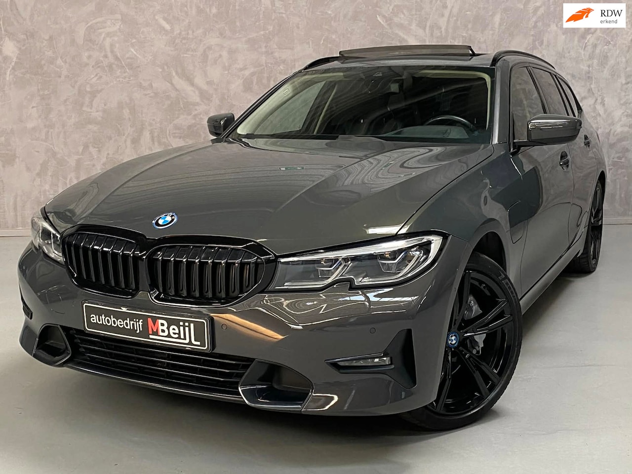BMW 3-serie Touring - 330e High Executive /Pano /Laser /HUD /Carplay - AutoWereld.nl