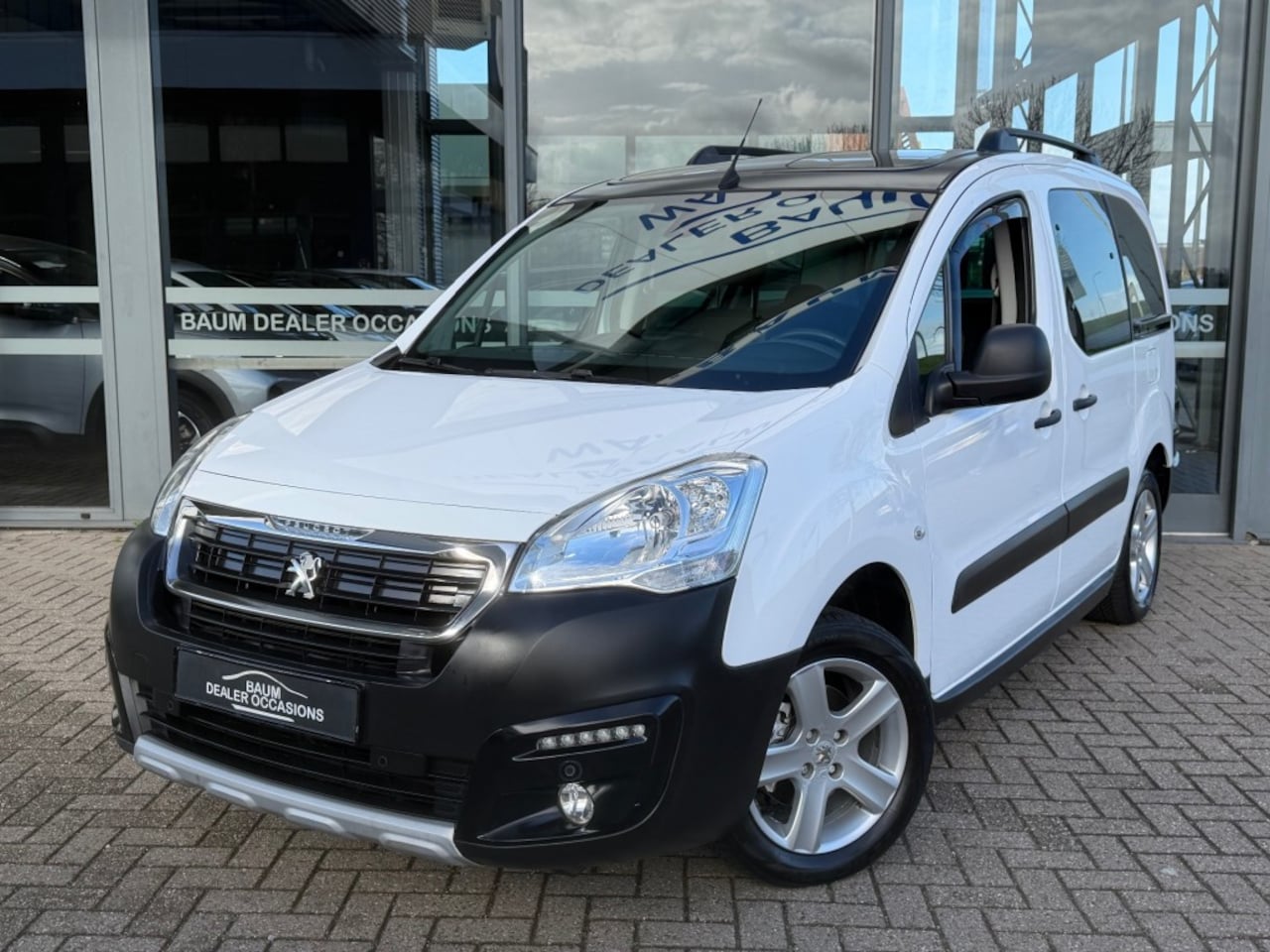 Peugeot Partner Tepee - 1.2 OUTDOOR NAVI PANO AIRCO/ECC PDC - AutoWereld.nl