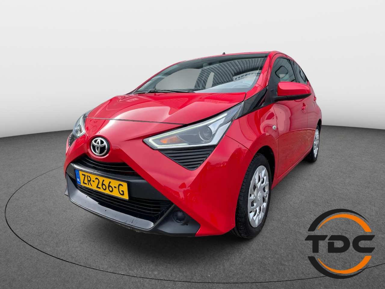 Toyota Aygo - 1.0 VVT-i x-play AIRCO CARPLAY CAMERA LED 5-DRS - AutoWereld.nl