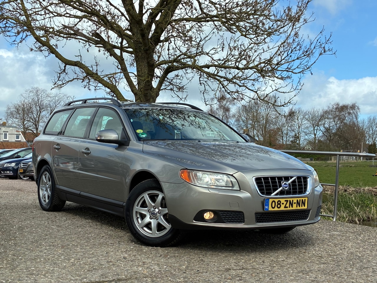 Volvo V70 - 2.5T Kinetic | LEder + Navi + Clima + Cruise nu €8.975,-!! - AutoWereld.nl