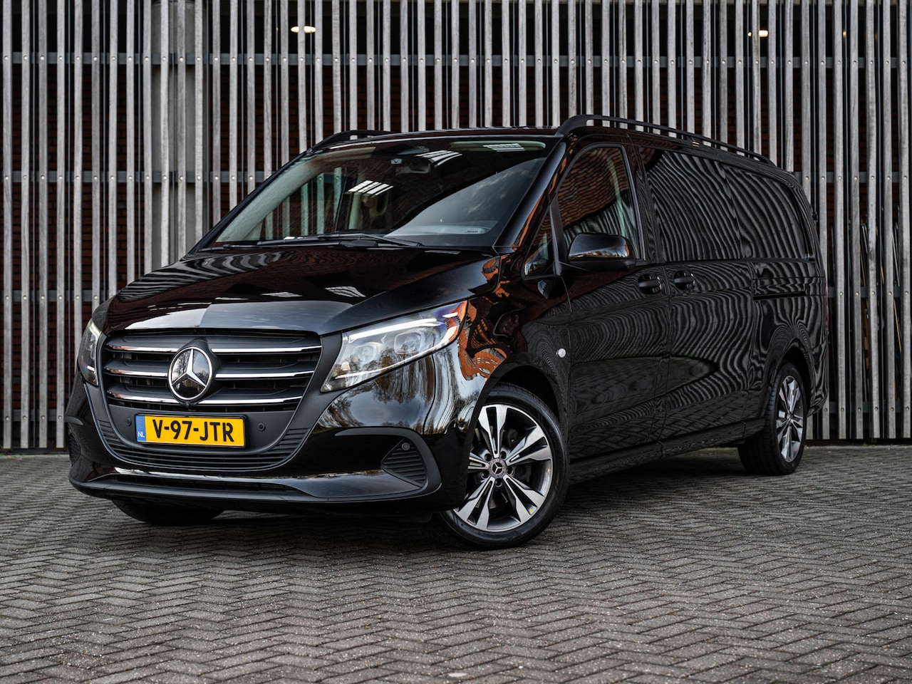 Mercedes-Benz Vito - 119 CDi 190pk AUT. L3 5-Pers. ''Sport'' |ACC|LED|2x Schuifdeur|MBUX|360-cam|18''|Achterdeu - AutoWereld.nl