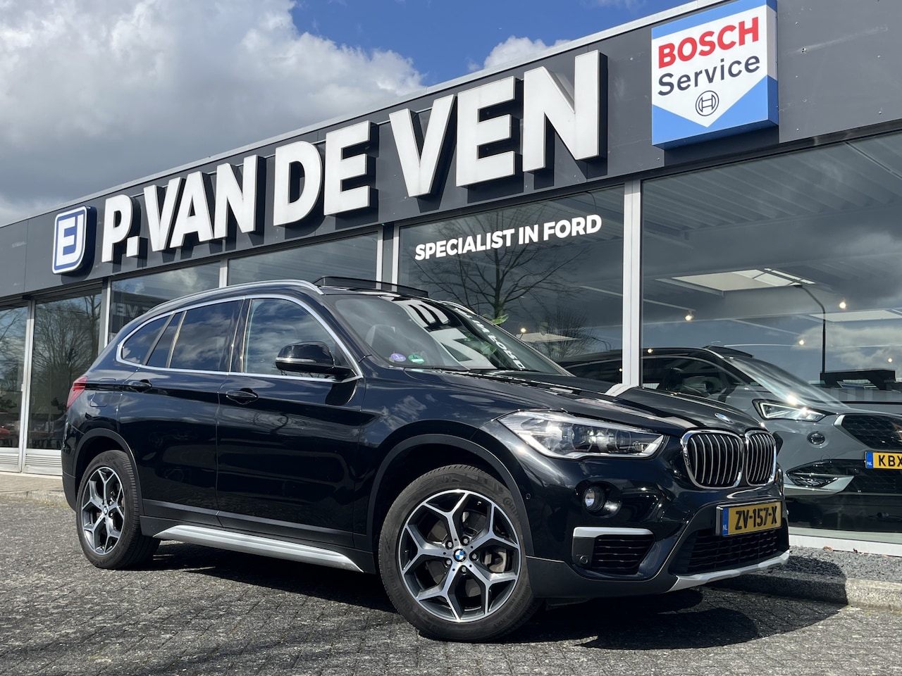 BMW X1 - sDrive20i High Executive | Panodak | Afneembare trekhaak | - AutoWereld.nl