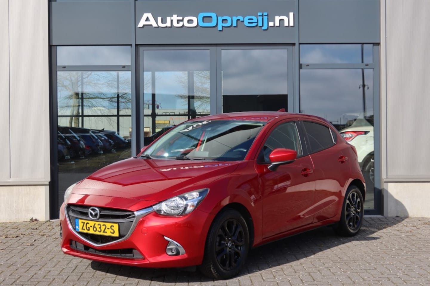 Mazda 2 - 1.5 SkyActiveV-G 90pk Sport Selected 5drs. Airco,  NAVI, Camera - AutoWereld.nl