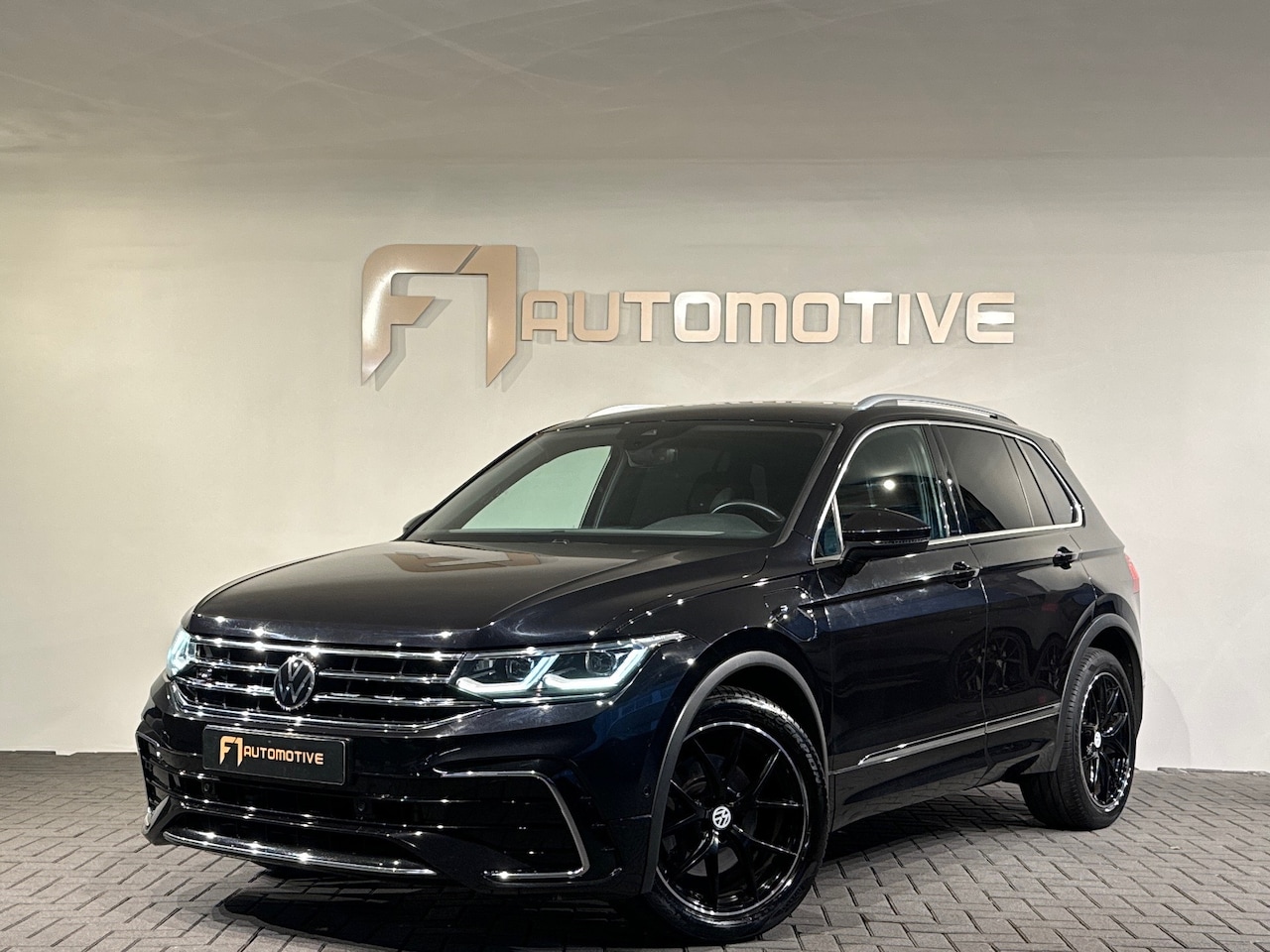 Volkswagen Tiguan - 1.4 TSI eHybrid R-Line Keyles|Trekhaak|IQ - AutoWereld.nl