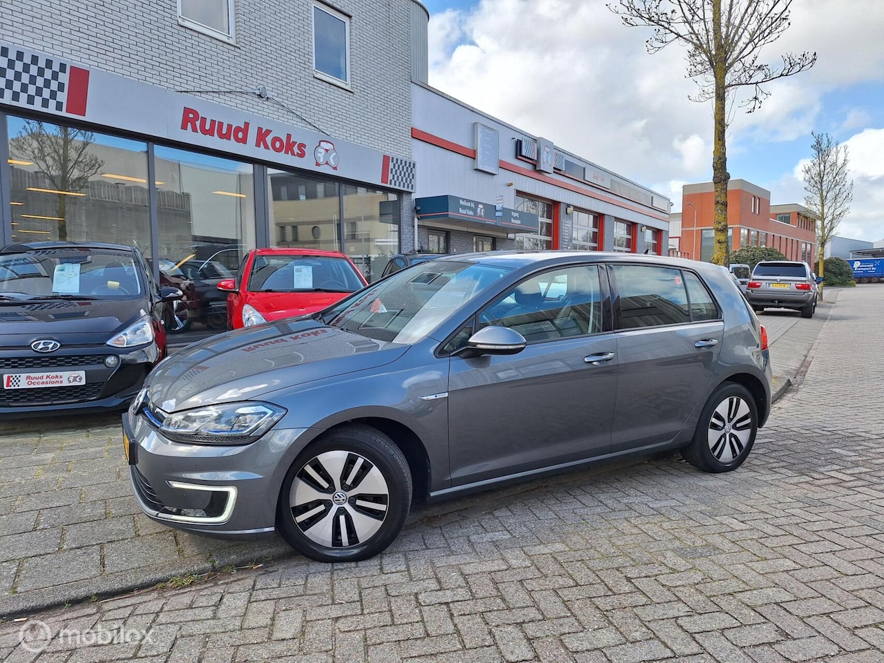 Volkswagen e-Golf - / Leder / Stoelverwarming / - AutoWereld.nl