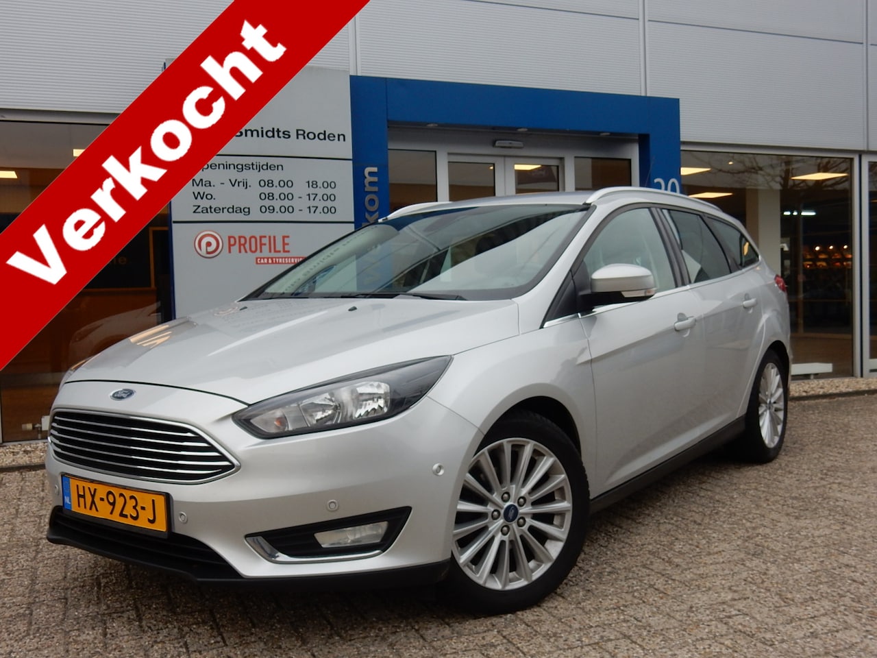 Ford Focus Wagon - 1.0 125PK Titanium | Voorruitverwarming | Trekhaak | nw distr.riem | 17-inch | PDC | - AutoWereld.nl