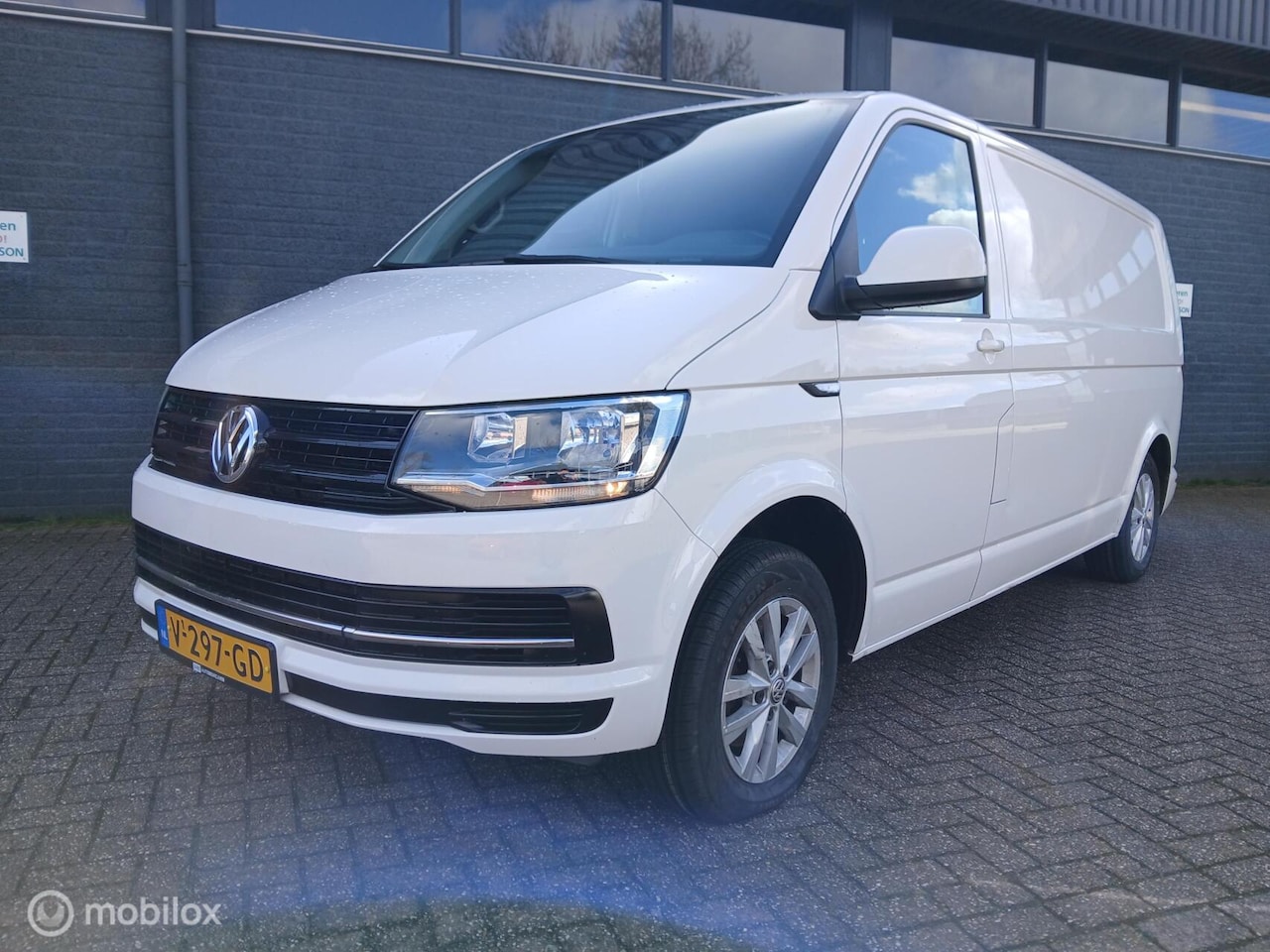 Volkswagen Transporter - 2.0 TDI L2H1/Automaat/Apk 04-'27 - AutoWereld.nl