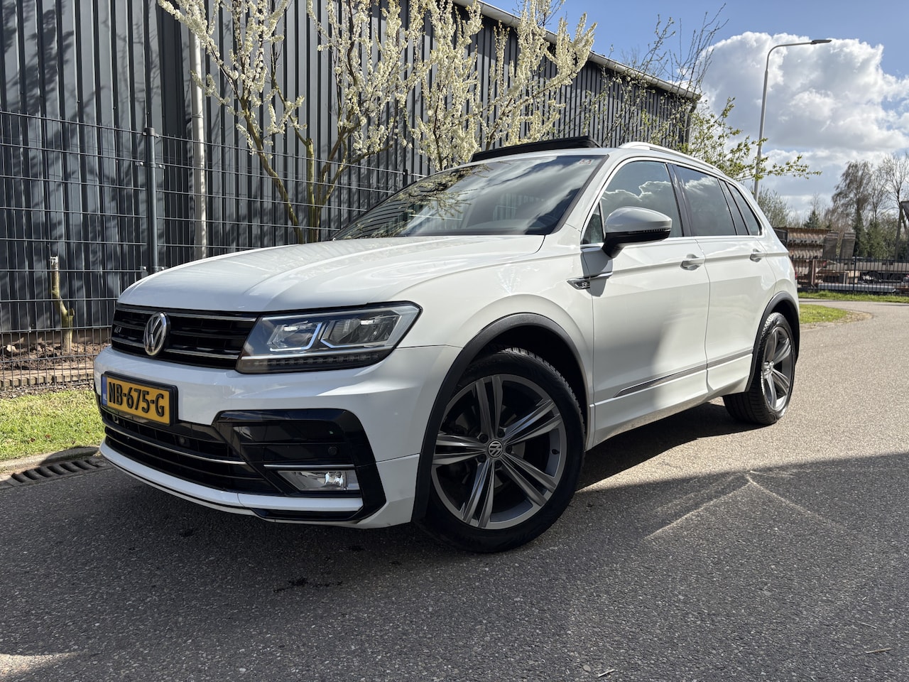 Volkswagen Tiguan - 1.4 TSI ACT Connected Series / AUTOMAAT / R-LINE / PANORAMADAK / NAVI - AutoWereld.nl