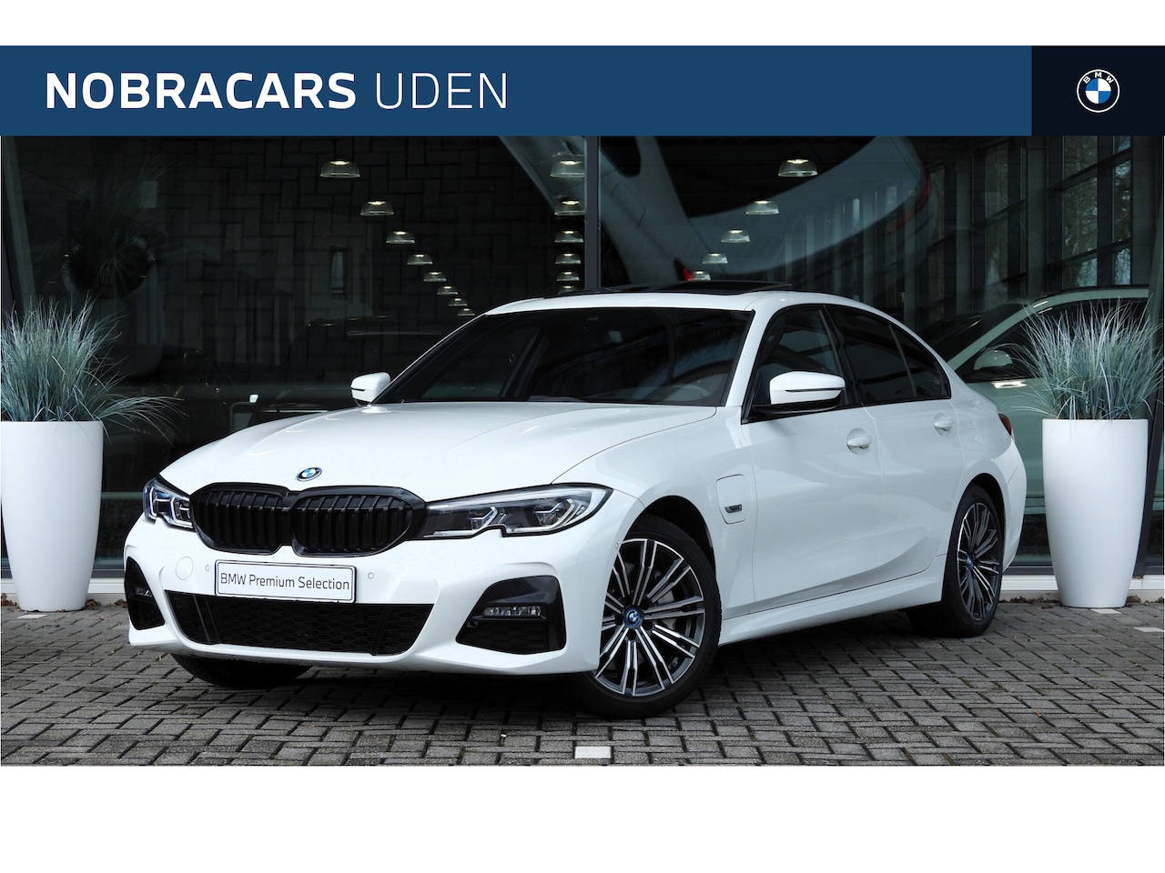 BMW 3-serie - 330e High Executive M Sport Automaat / Trekhaak / Glazen schuif-kanteldak / Sportstoelen / - AutoWereld.nl