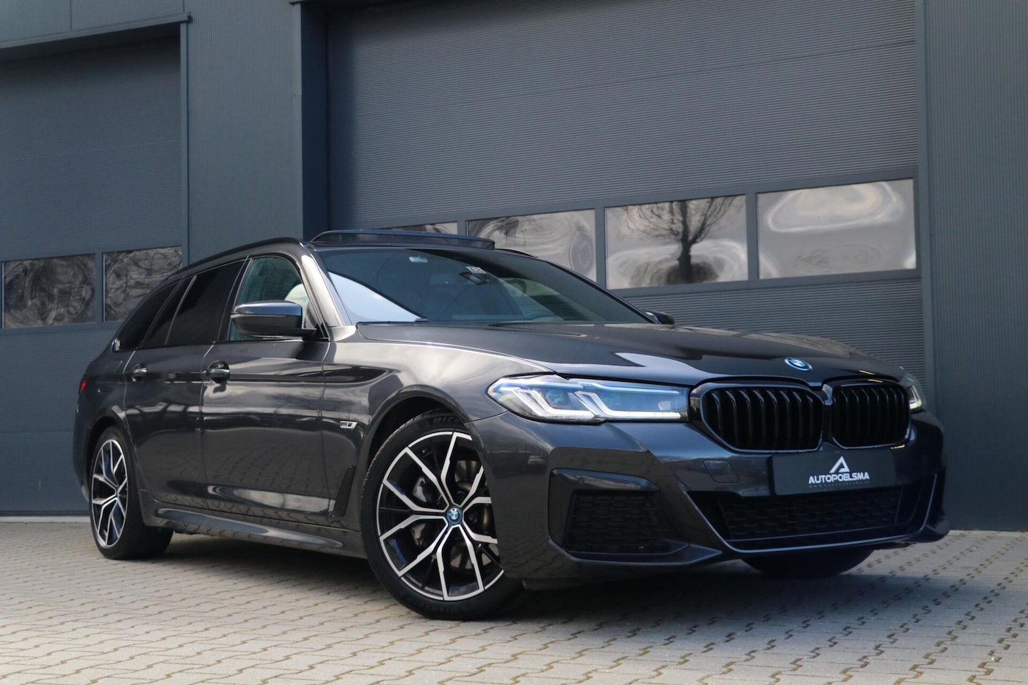 BMW 5-serie Touring - 530e |M-SPORT| ShadowLine Panodak LaserLed Headup Leder LiveCockpit Trekhaak Sfeerverlicht - AutoWereld.nl