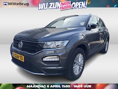 Volkswagen T-Roc - 1.5 TSI 150pk Style DSG Automaat Navigatie / Parkeersensoren / Trekhaak afneembaar / App-c
