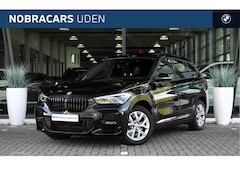 BMW X1 - xDrive25e High Executive M Sport Automaat / Panoramadak / Trekhaak / Sportstoelen / Achter