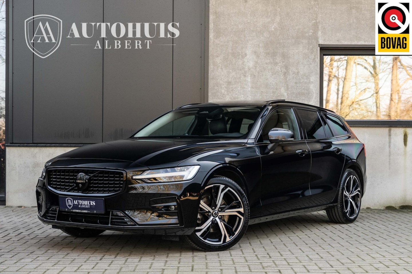 Volvo V60 - B4 Ultra Dark Pano 360c B&W Massage 19'' - AutoWereld.nl