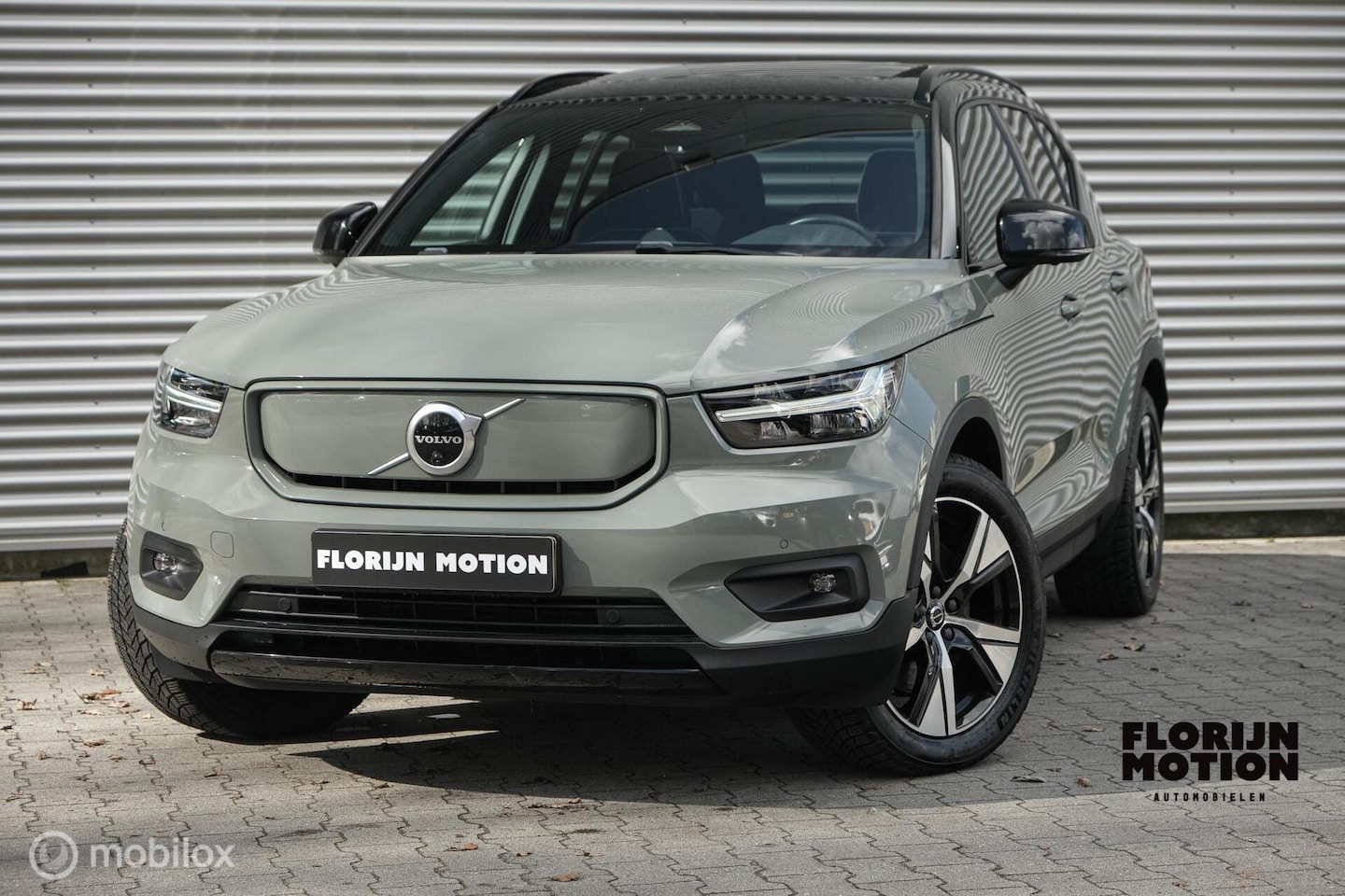 Volvo XC40 - Recharge P8 AWD R-Design | Pano | Trekhaak | Harman Kardon | Led | Sage Green | Stoel en s - AutoWereld.nl