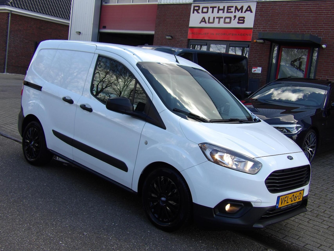 Ford Transit Courier - 1.0 BENZINE ECOBOOST 100PK 2020 1eEIGENAAR 6 BAK AIRCO ZIJSCHUIFDEUR TOPSTAAT - AutoWereld.nl