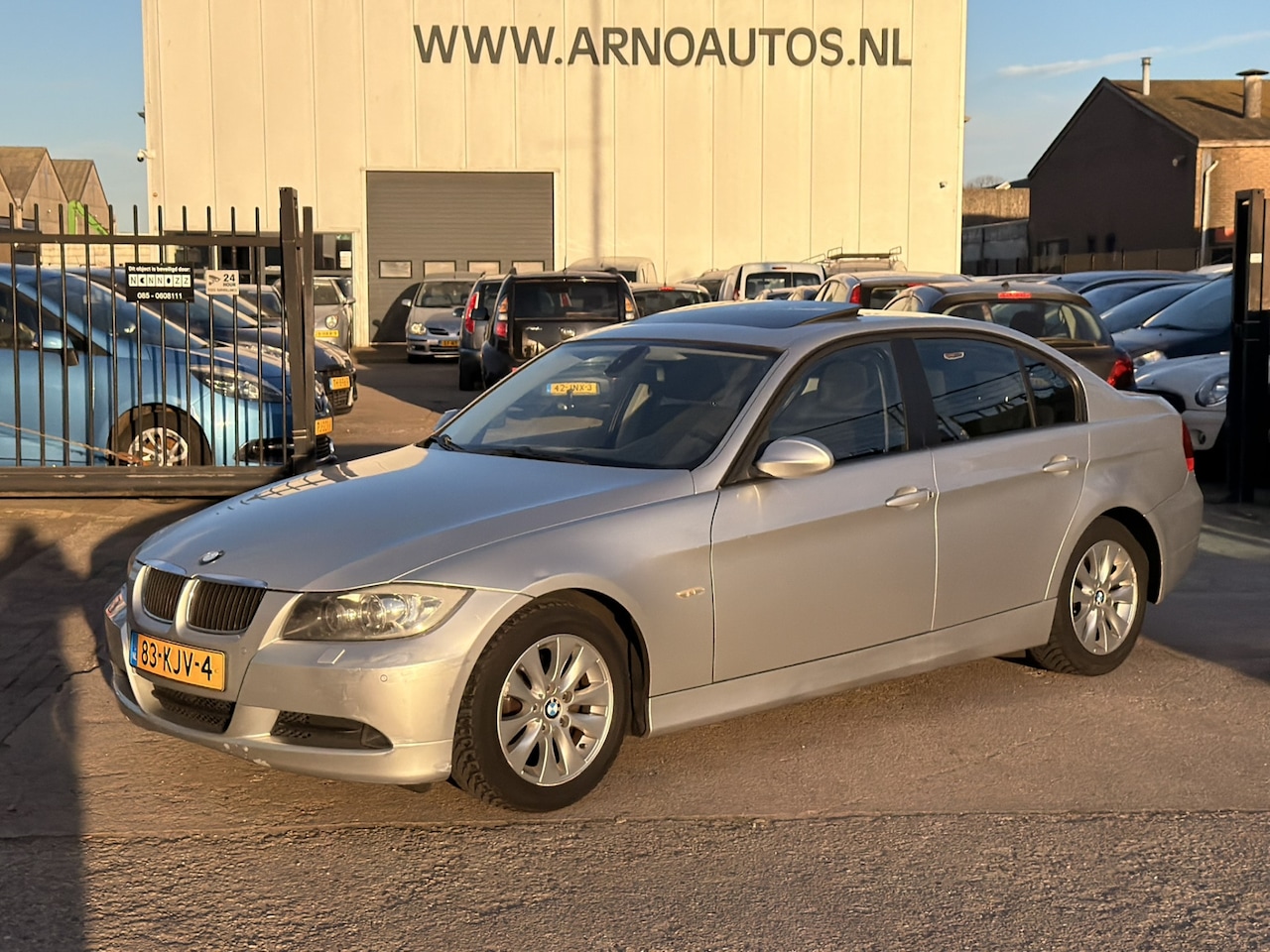 BMW 3-serie - 320i AUTOMAAT Business Line, AIRCO(CLIMA), CRUISE CONTROL, PARKEERSENSOREN, 4X ELEK-RAMEN, - AutoWereld.nl