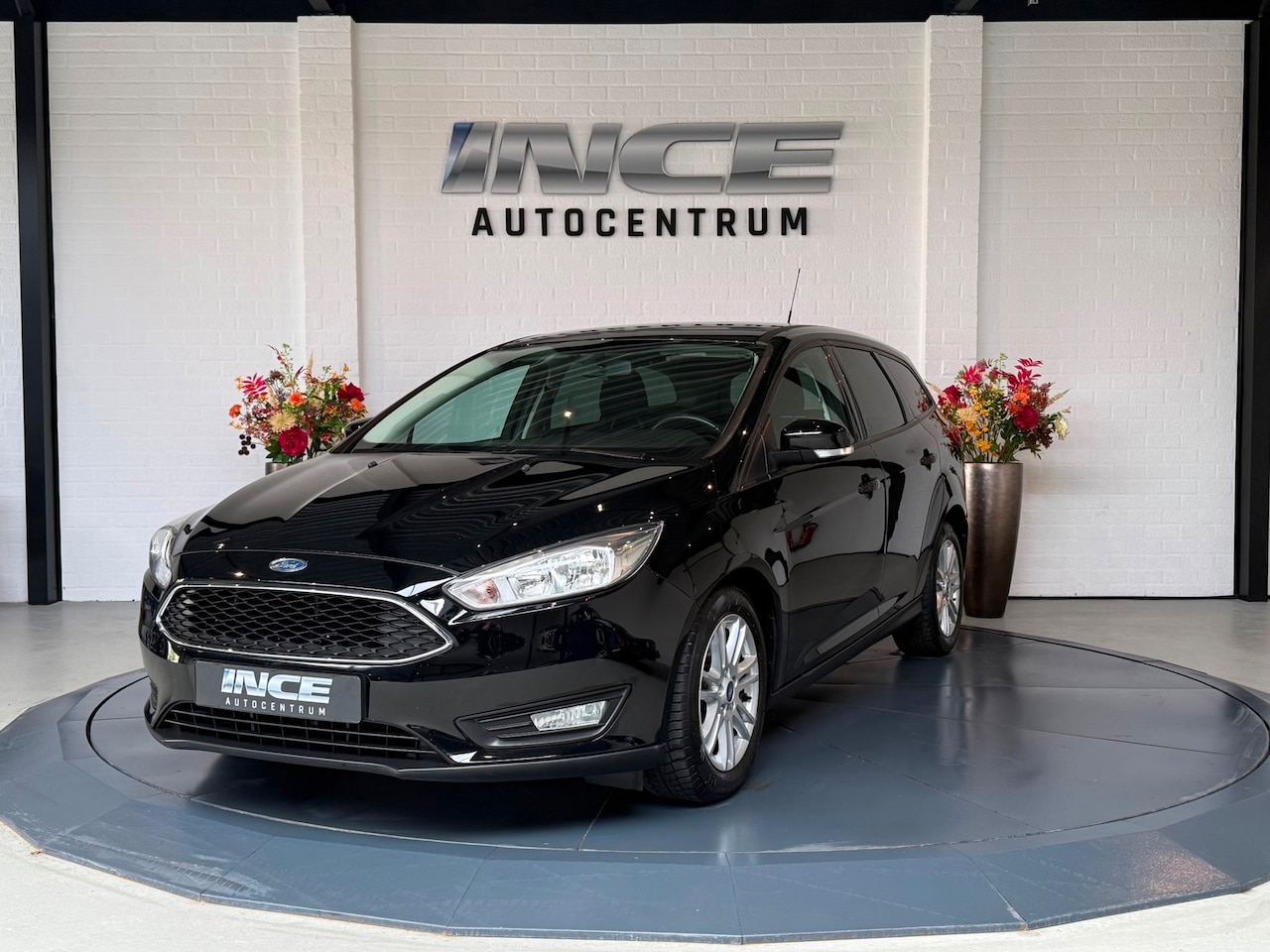 Ford Focus Wagon - 1.0 Titanium | Stuurverwarming | PDC - AutoWereld.nl