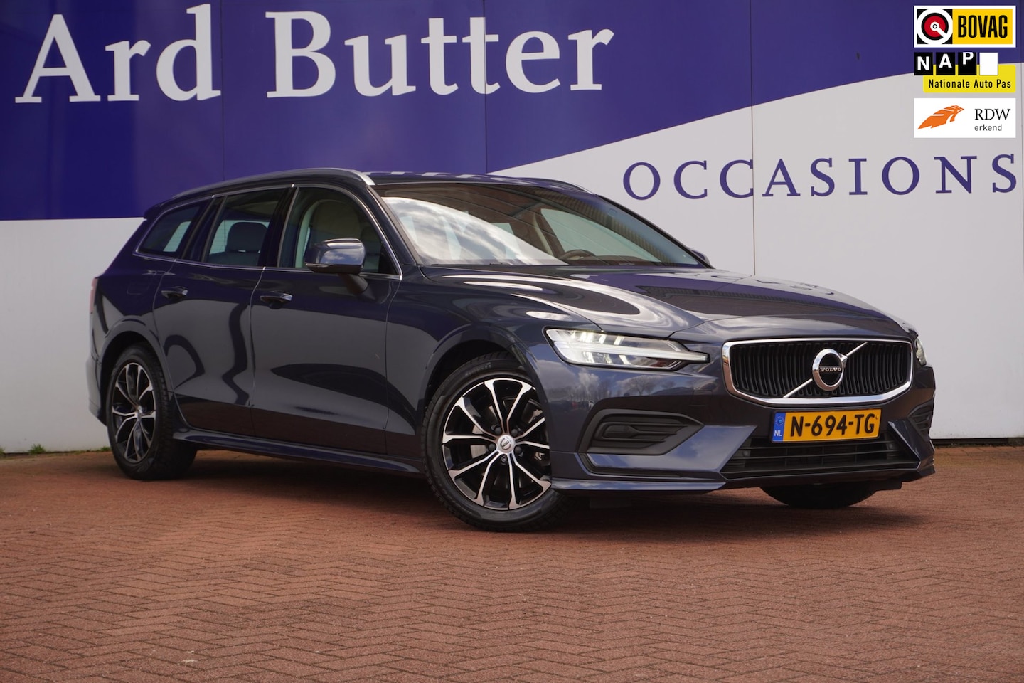 Volvo V60 - 2.0 B3 Momentum Business+Volleder+camera+elek-Klep+vitrual+navigatie+stoel-verw+body-Kitt - AutoWereld.nl