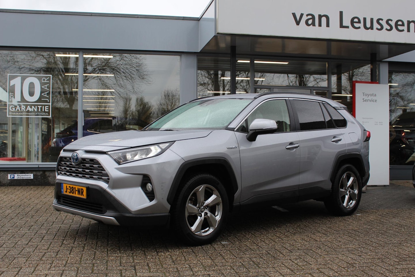 Toyota RAV4 - 2.5 Hybrid AWD DYNAMIC LED TREKHAAK KEYLESS ALL-SEASONS MAVI CAMERA PARK.SENSOREN PRIVACY - AutoWereld.nl
